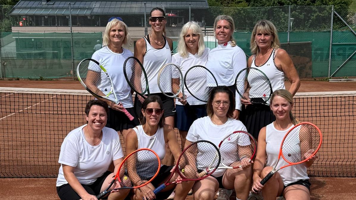 Tennisspielerinnen mit Schlägern auf einem Sandplatz in Österreich
