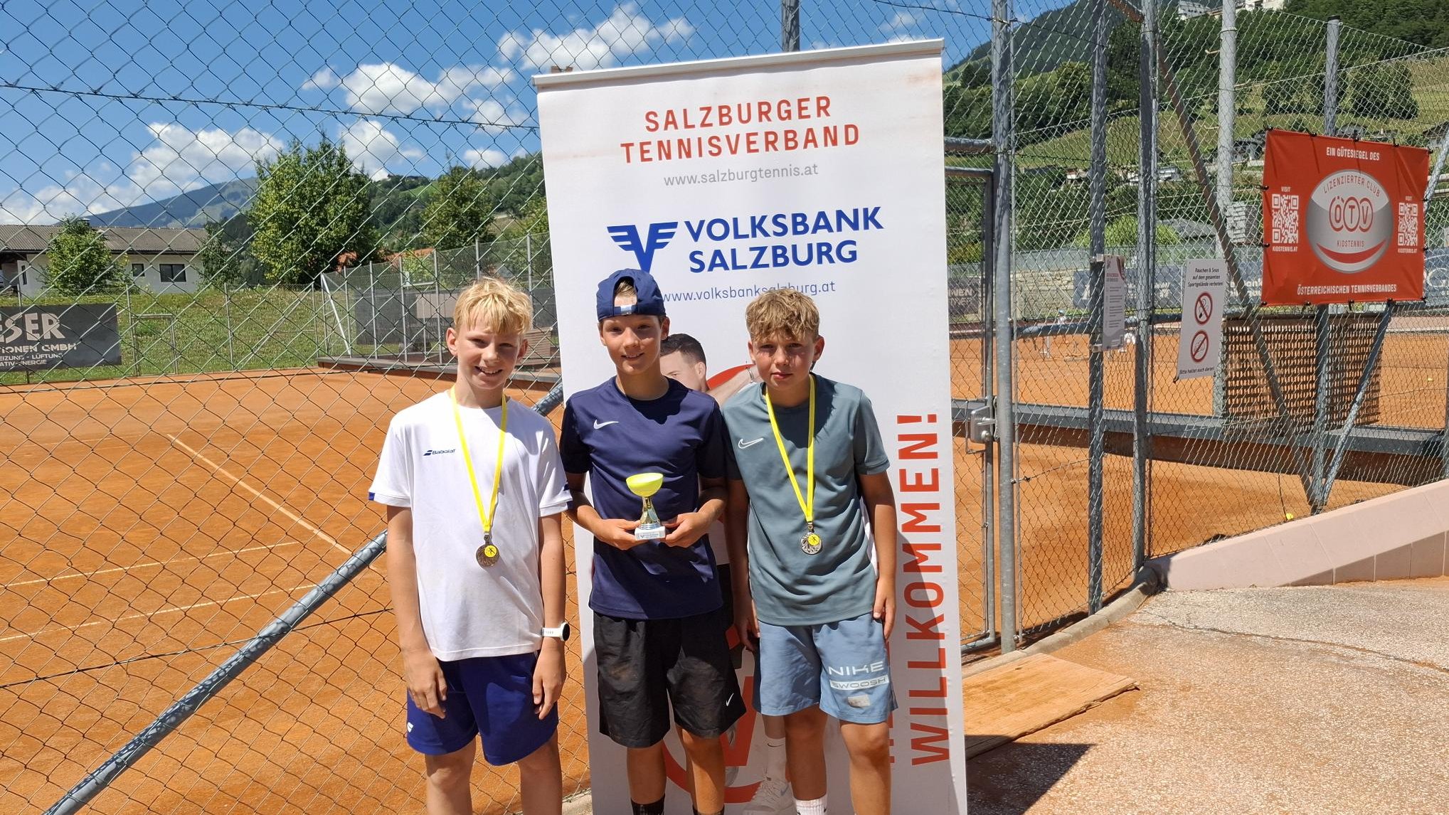 Tennisjugend mit Pokal und Medaillen in Salzburg