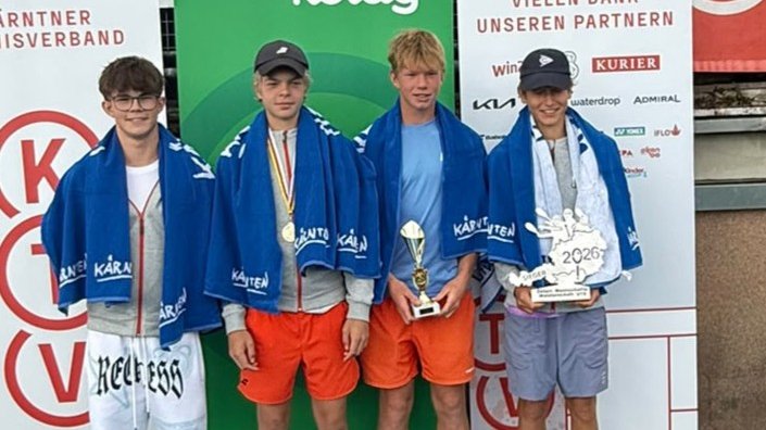 Tennis-Sieger mit Pokal und Medaillen in Kärnten