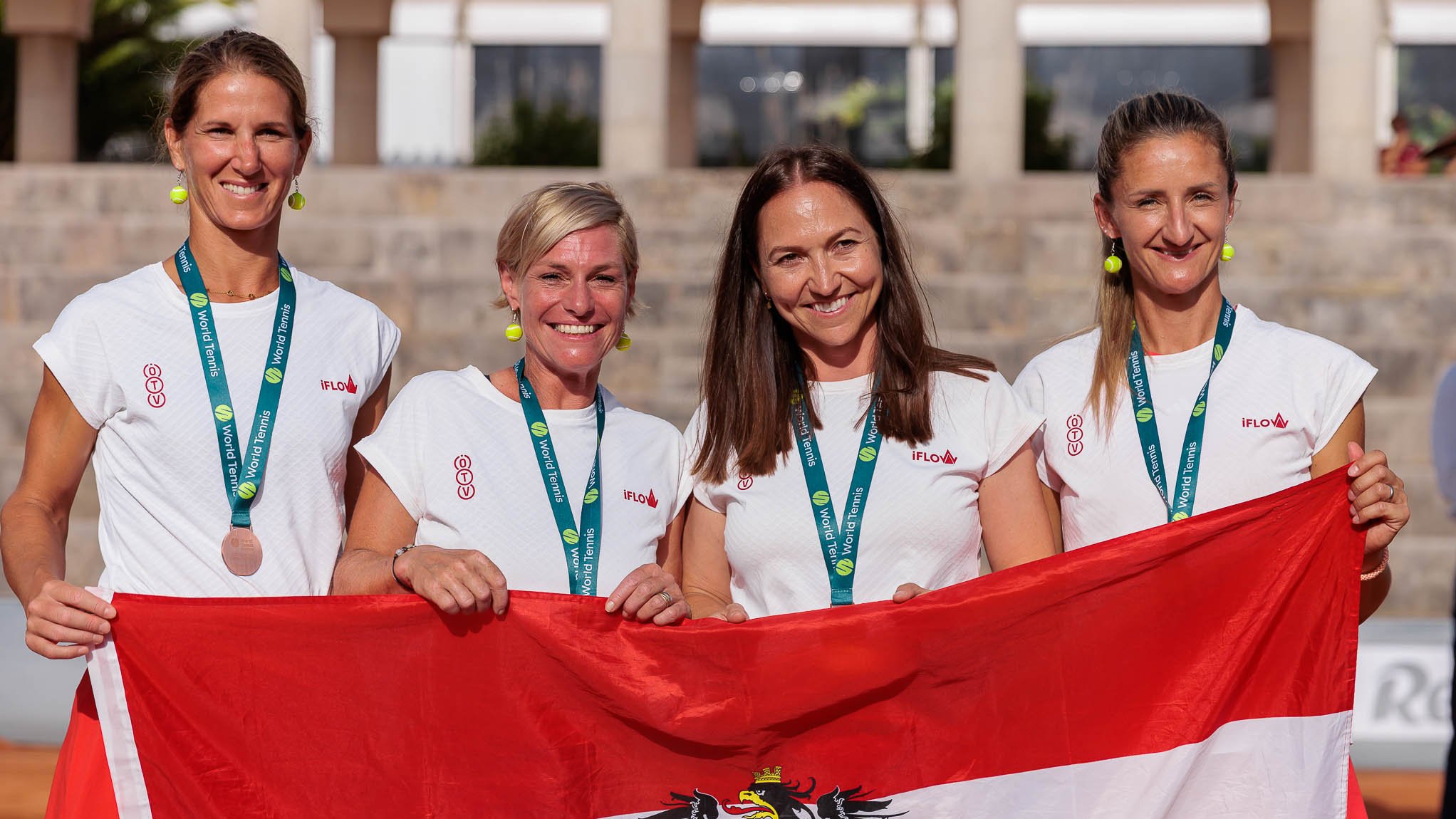 Tennis-Spielerinnen mit Österreich-Flagge und Medaillen beim Teambewerb in Europa